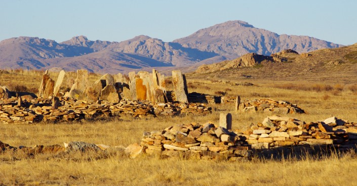 Гробницы Бегазы на фоне гор Кызыларай. Фото ©Виталий Шуптар 